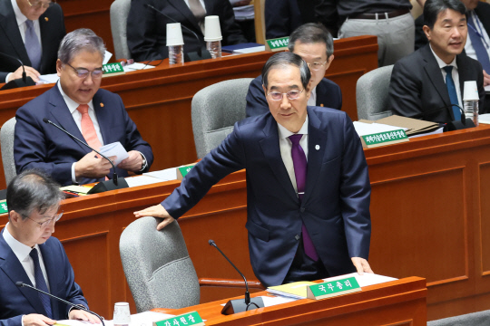 한덕수 국무총리가 9일 국회에서 열린 예산결산특별위원회 전체회의에 참석하고 있다. 연합뉴스.